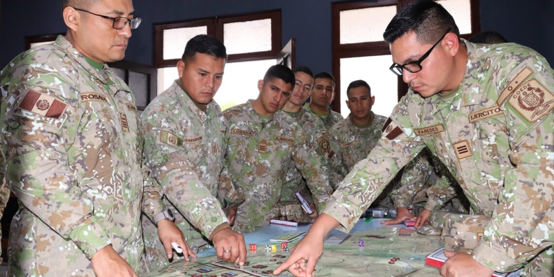 ESGE-EPG brinda instrucción de Juego de Guerra a capitanes de la Escuela de Caballería del Ejército