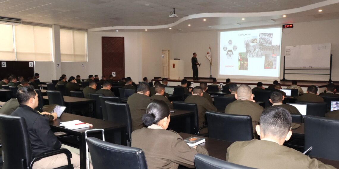 Fortaleciendo valores: Oficial del grado de coronel del PAME brindó charla sobre la responsabilidad a oficiales estudiantes del IXX PCEM