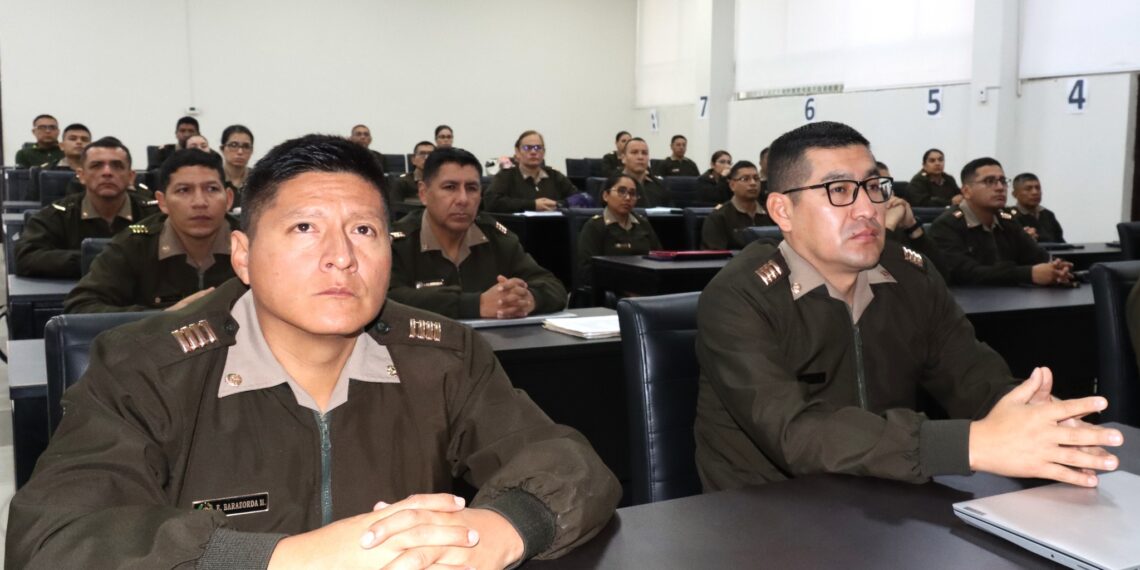 Oficiales del Diplomado de Técnica de Estado Mayor Administrativo reciben charla sobre el valor del entusiasmo