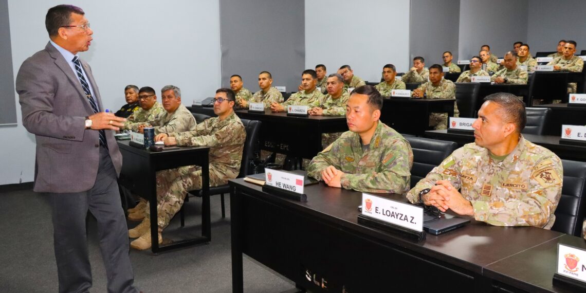 Conferencia sobre experiencias de comando a los alumnos del PAME