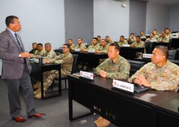 Conferencia sobre experiencias de comando a los alumnos del PAME