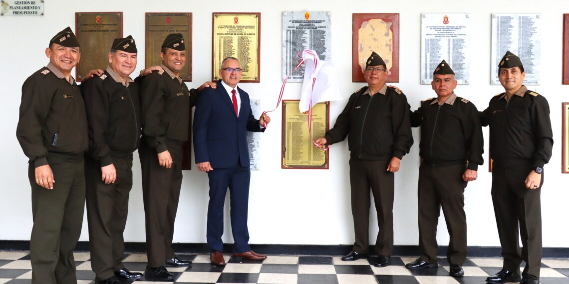 Develación de placa renovada de la V promoción del Programa de Empleo de Grandes Unidades de Combate