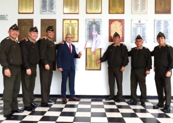 Develación de placa renovada de la V promoción del Programa de Empleo de Grandes Unidades de Combate