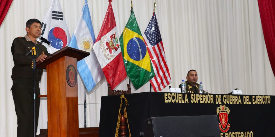 Oficiales estudiantes de la ESGE-EPG participaron en la conferencia «Adaptación Operacional en un Entorno Multidominio»