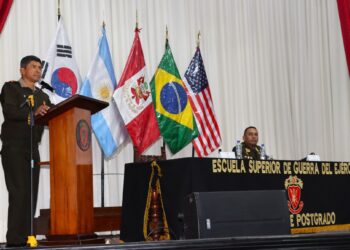 Oficiales estudiantes de la ESGE-EPG participaron en la conferencia «Adaptación Operacional en un Entorno Multidominio»