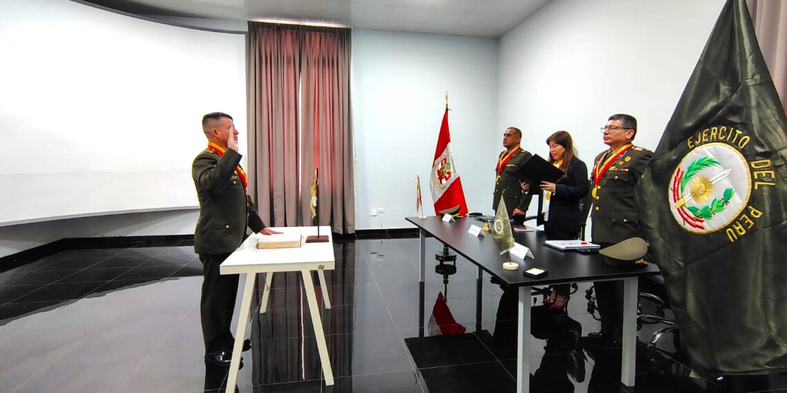 Felicitación a oficiales por la sustentación de sus tesis