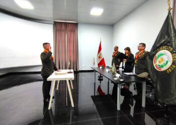 Felicitación a oficiales por la sustentación de sus tesis