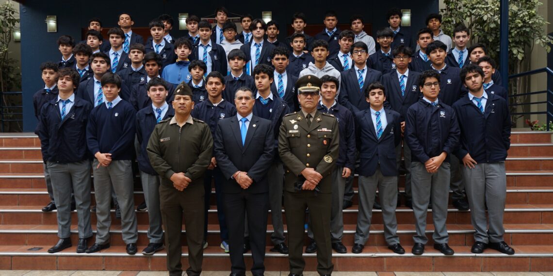 ESGE-EPG fortalece identidad nacional con conferencia en el colegio Alpamayo