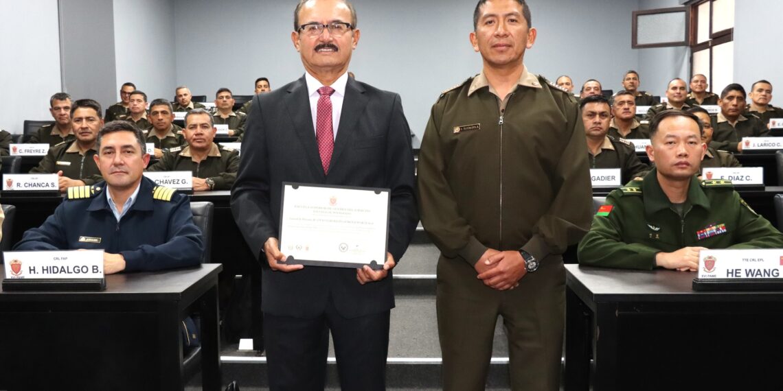 GRAL DIV (R) Otto Guibovich Arteaga excomandante General del Ejército brindó conferencia magistral a coroneles del PAME
