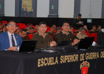 Oficiales del PAME desarrollan análisis sobre guerras actuales y contemporáneas