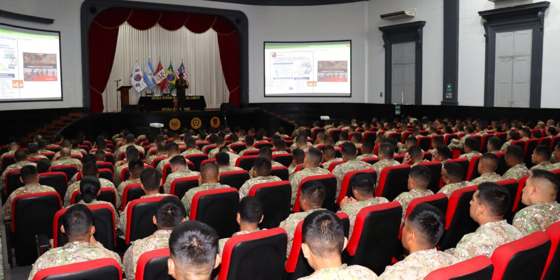 ESGE-EPG recibe conferencia magistral sobre la situación estratégica en Pataz