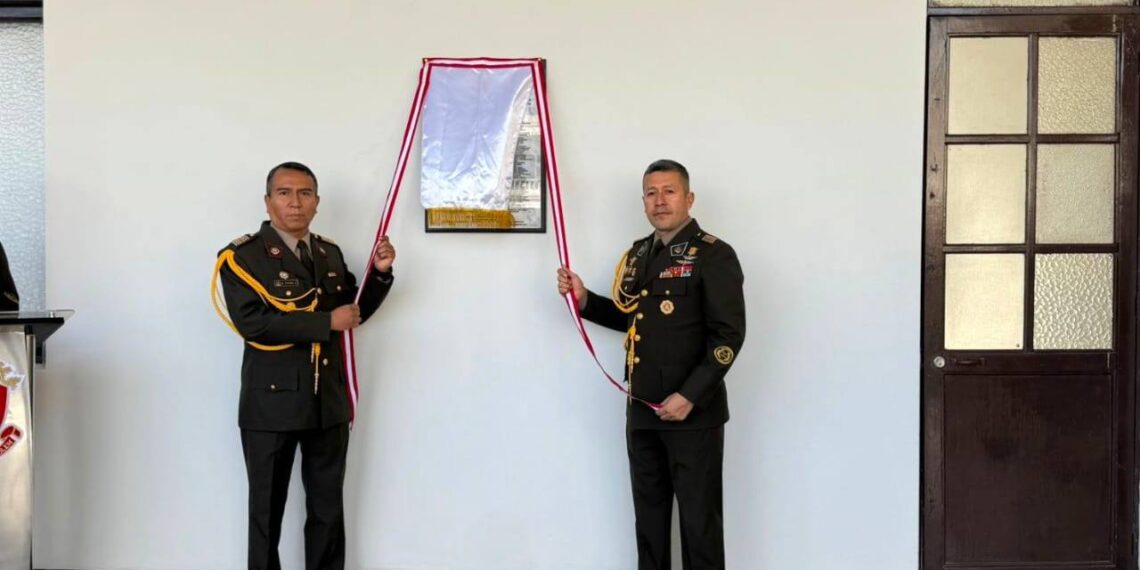 Develación de la placa renovada de la VII Maestría en Ciencias Militares en la ESGE-EPG