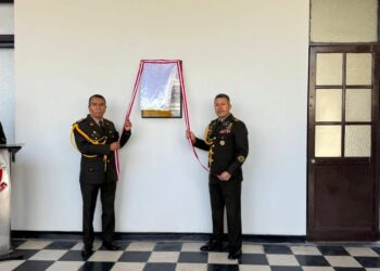 Develación de la placa renovada de la VII Maestría en Ciencias Militares en la ESGE-EPG