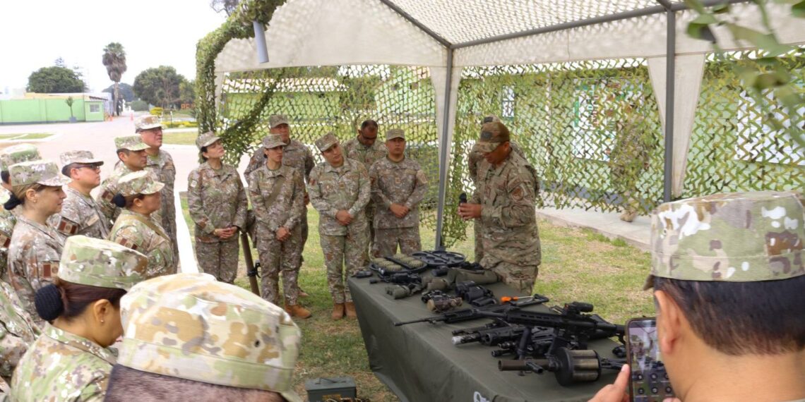 Los oficiales de reserva comparten sus experiencias con nuestras Fuerzas Especiales