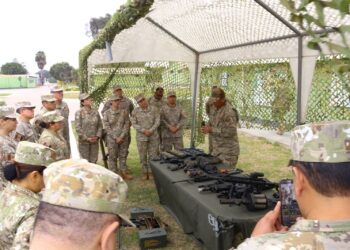 Los oficiales de reserva comparten sus experiencias con nuestras Fuerzas Especiales