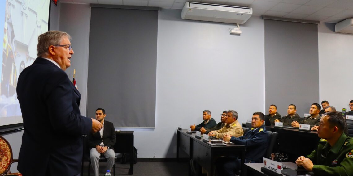 Oficiales del PAME fortalecen su formación con conferencia sobre desarrollo humano e industrialización