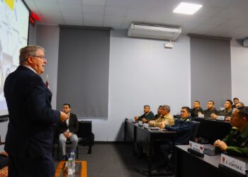 Oficiales del PAME fortalecen su formación con conferencia sobre desarrollo humano e industrialización