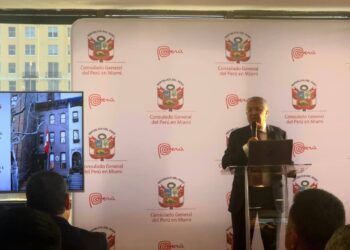 Alumnos del PAME visitan el consulado del Perú en Miami