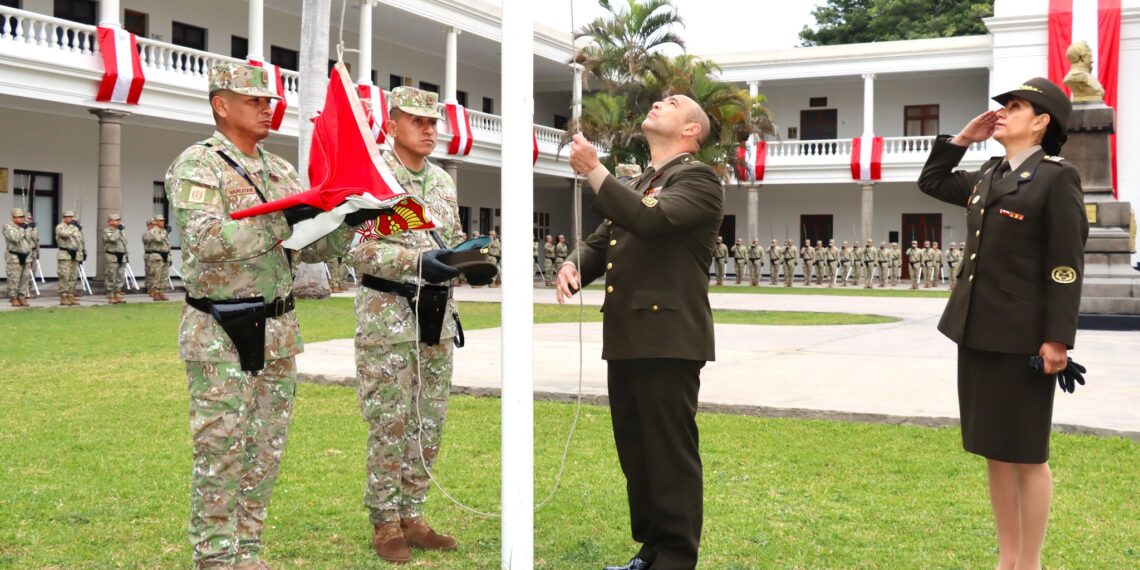 ESGE-EPG en ceremonia de izamiento del Pabellón Nacional rinde reconocimiento al personal ascendido al grado inmediato superior