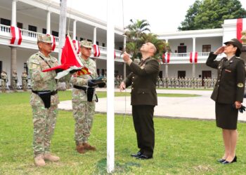 ESGE-EPG en ceremonia de izamiento del Pabellón Nacional rinde reconocimiento al personal ascendido al grado inmediato superior