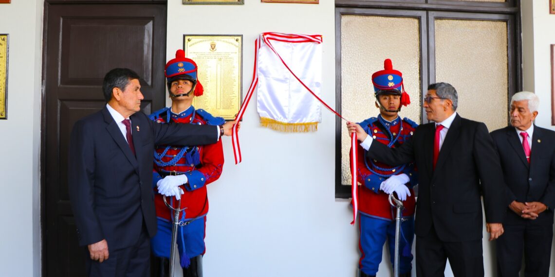 Renovación de la placa conmemorativa de la LI Promoción del Curso de Comando y Estado Mayor