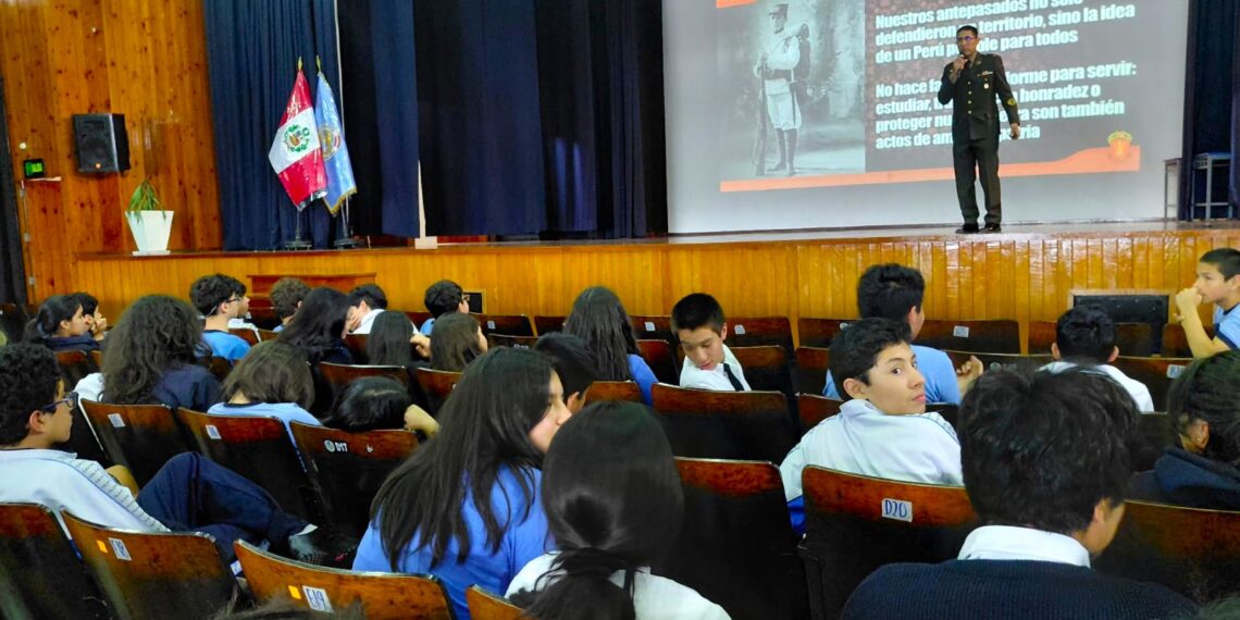 Charla sobre identidad nacional a estudiantes de la I.E. Capitán FAP José Abelardo Quiñones Gonzales