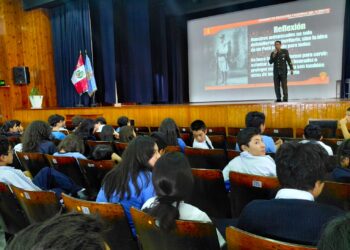 Charla sobre identidad nacional a estudiantes de la I.E. Capitán FAP José Abelardo Quiñones Gonzales