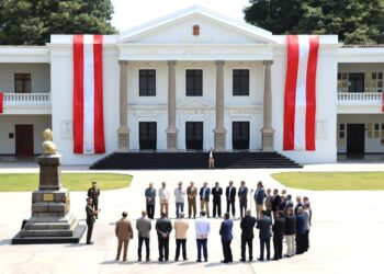 Tradición que nos une: Emotiva develación de placa conmemorativa de la LX Promoción del Curso de Comando y de Estado Mayor