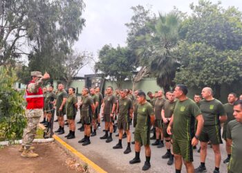 Oficiales del Diplomado de Liderazgo y Planeamiento Estratégico superan exigente examen físico con espíritu y determinación