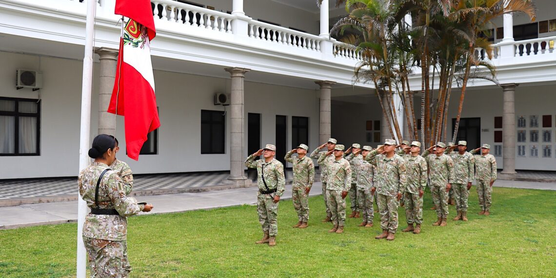 Acto cívico de izamiento patriotico con el servicio militar voluntario de la ESGE-EPG