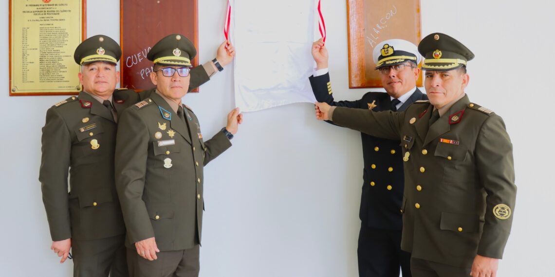 Retorno emotivo de la  XIV Promoción para develar su placa conmemorativa