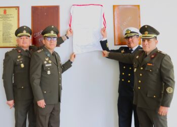 Retorno emotivo de la  XIV Promoción para develar su placa conmemorativa