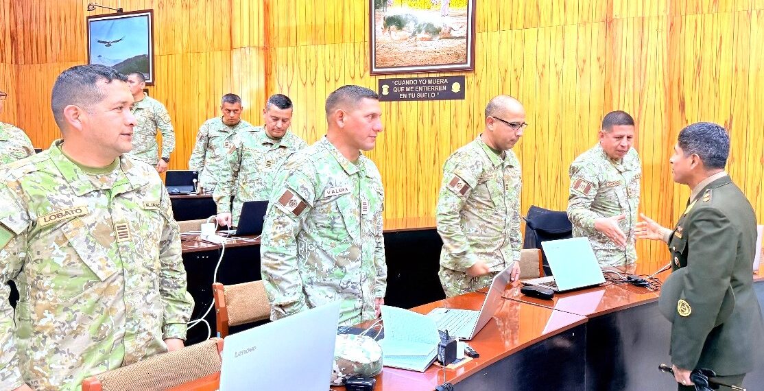 La dirección de la Escuela Superior de Guerra del Ejército verifica las prácticas operativas en la III División de Ejército