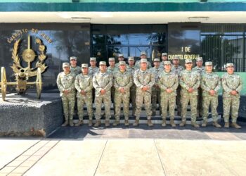 Oficiales estudiantes del DLIPE exponen trabajo final ante el Comandante General de la I División de Ejercito