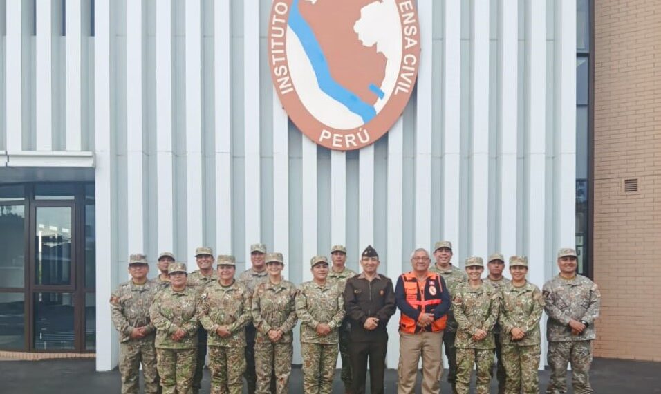 Oficiales de Reserva del II Programa de Planeamiento Militar para la Toma de Decisiones para Oficiales visitaron al COEN – INDECI