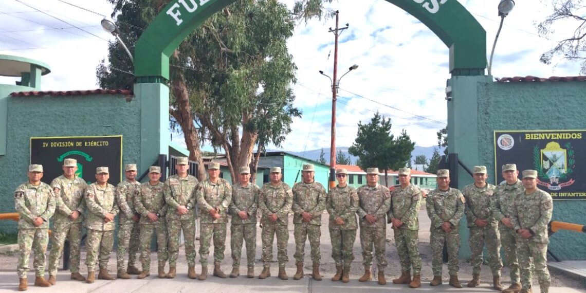 Oficiales estudiantes del DLIPE sostienen reunión con el Comandante General de la III Brigada de Infantería