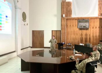 Tenientes coroneles del VI DLIPE exponen trabajo final ante el Comandante General de la III División de Ejército