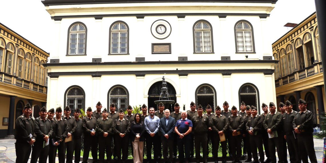 Oficiales estudiantes del VI DLIPE realizan visita a la Casa Nacional de Moneda de Lima