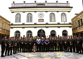 Oficiales estudiantes del VI DLIPE realizan visita a la Casa Nacional de Moneda de Lima