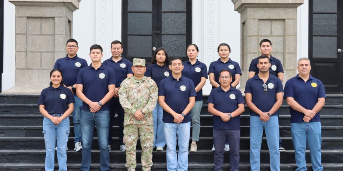 Visita de integrantes del Grupo Aeronave Nº 1