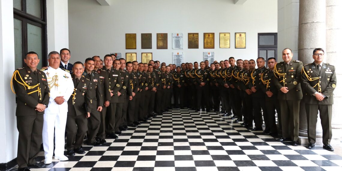 Coroneles del XVI PAME develan su placa conmemorativa