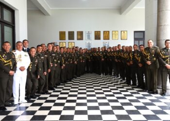 Coroneles del XVI PAME develan su placa conmemorativa