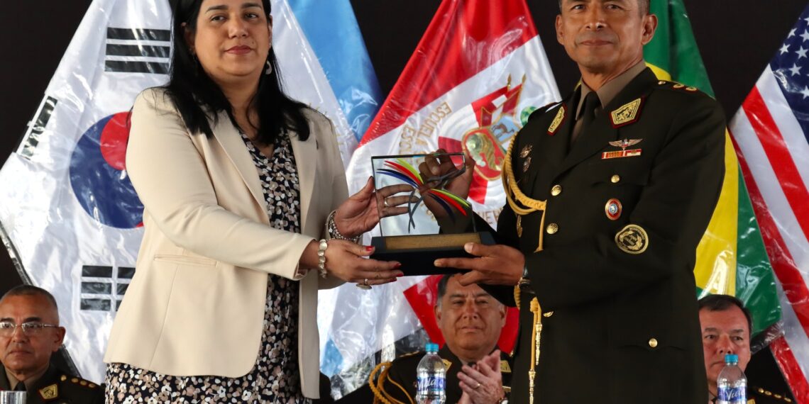 Sineace entrega los distintivos de acreditación al Programa de Estudios de Maestría en Ciencias Militares