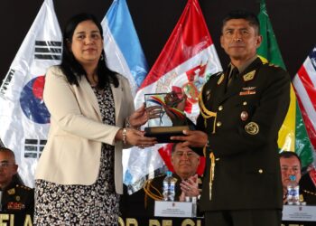 Sineace entrega los distintivos de acreditación al Programa de Estudios de Maestría en Ciencias Militares