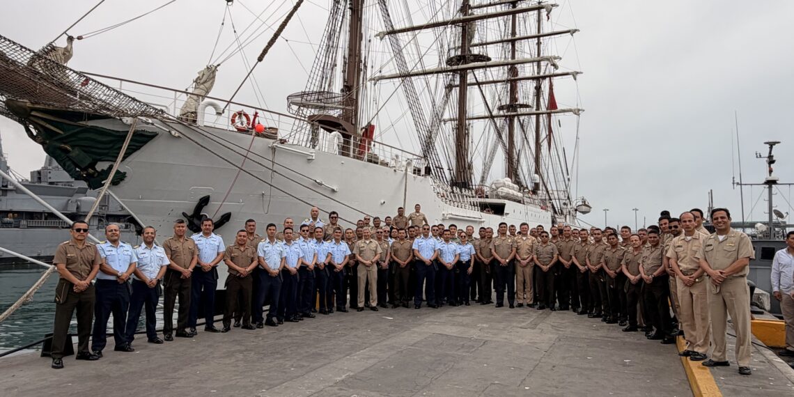 Alumnos del PAME-ESGE/EPG realizan institucionalidad al BAP Unión en la Base Naval del Callao