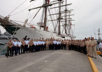 Alumnos del PAME-ESGE/EPG realizan institucionalidad al BAP Unión en la Base Naval del Callao