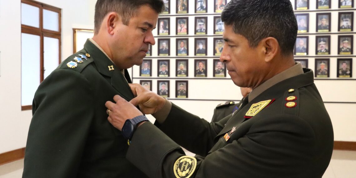 Ceremonia de reconocimiento a oficial del Ejército de Brasil que culminó el Programa de Comando y Estado Mayor