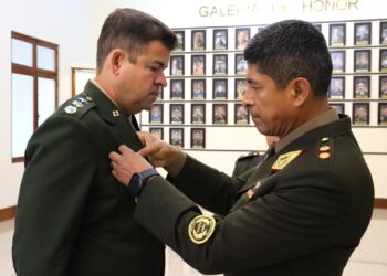 Ceremonia de reconocimiento a oficial del Ejército de Brasil que culminó el Programa de Comando y Estado Mayor