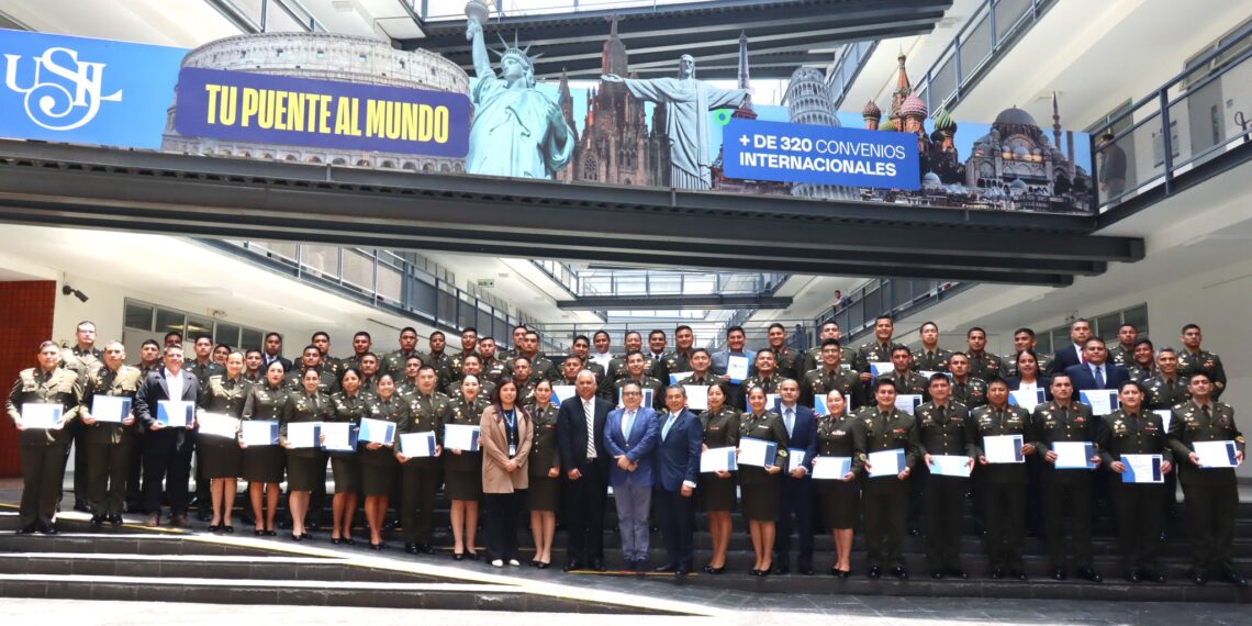 Oficiales estudiantes del LXIX Programa de Comando y Estado Mayor (PCEM) culminan diplomados especializados por la Universidad San Ignacio de Loyola