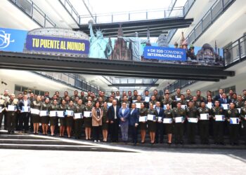 Oficiales estudiantes del LXIX Programa de Comando y Estado Mayor (PCEM) culminan diplomados especializados por la Universidad San Ignacio de Loyola